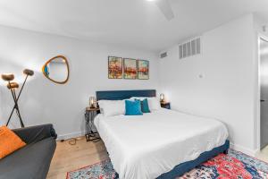 Prime SoCo boutique studios with laundry WiFi 7 Min to DT