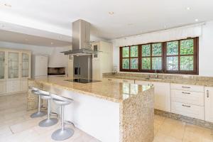 Exclusive villa Las Palmeras Puerto Banus with heated private swimming pool, Marbella, Spain