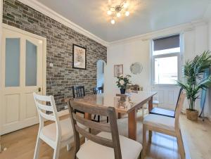 Bright 4BR Home Near Anfield & Free Parking