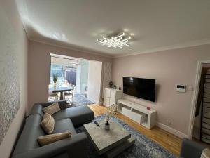 Modern 2 Bedroom Gem With Private Garden
