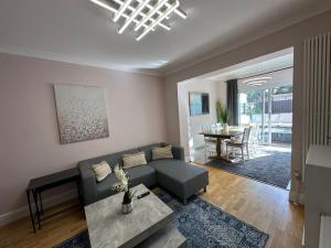 Modern 2 Bedroom Gem With Private Garden