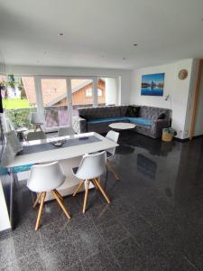 Bella Vista - 85 m2 Ferienwohnung mit überdachtem Parkplatz und Außenstellplatz - Bergblick