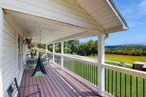 Seymour Home with Mountain Views and WiFi