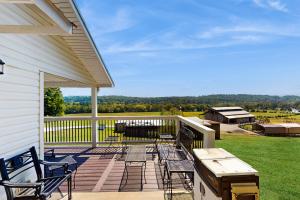 Seymour Home with Mountain Views and WiFi