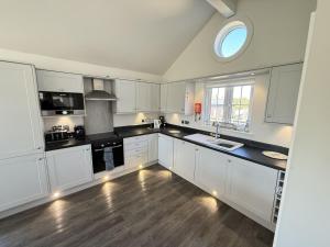 Halcyon Days - Part of the The Bay Filey Holiday Village with pool, gym and direct beach access, pub, restaurant, tennis and meadows walks