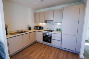 Modern 2BR Wembley Apartment Stadium Views and Balcony