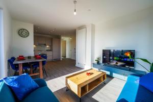 Modern 2BR Wembley Apartment Stadium Views and Balcony