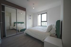 Modern 2BR Wembley Apartment Stadium Views and Balcony