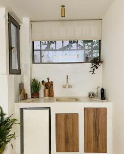 Stylish & bright semi basement studio