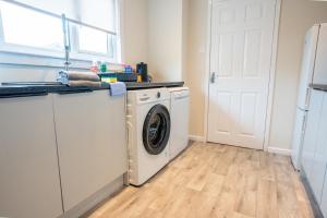 2 BDR House By Caledonia Luxe Stays Short Lets & Serviced Accommodation Bathgate