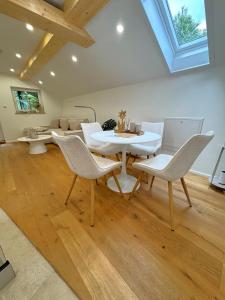 Alpenloft mit Garten & BBQ am Chiemsee by Dollop Living