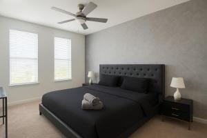 Resort-Style Retreat 1 King 2 Queens, Pool table