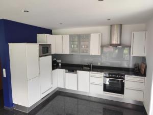 Bella Vista - 85 m2 Ferienwohnung mit überdachtem Parkplatz und Außenstellplatz - Bergblick