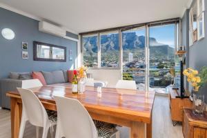 Epic Views from Modern City Retreat