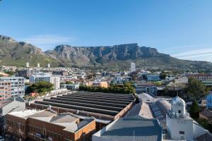 Epic Views from Modern City Retreat