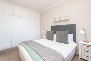 Epic Views from Modern City Retreat