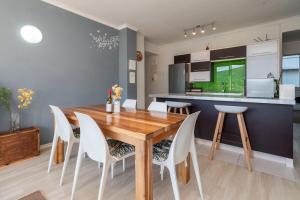 Epic Views from Modern City Retreat