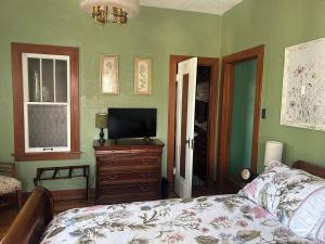 Private Gated Garden Suite in Historic Home, walk to UNM Football and Basketball, UNM and Pres Hospitals