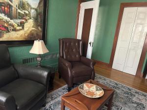 Private Gated Garden Suite in Historic Home, walk to UNM Football and Basketball, UNM and Pres Hospitals