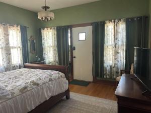 Private Gated Garden Suite in Historic Home, walk to UNM Football and Basketball, UNM and Pres Hospitals