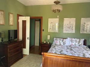 Private Gated Garden Suite in Historic Home, walk to UNM Football and Basketball, UNM and Pres Hospitals