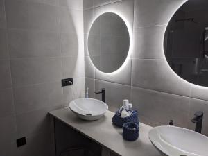 Completely renovated large apt, amazing sea views