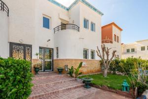 4 min à pied de la Plage, 3 BR, Piscine, Parking