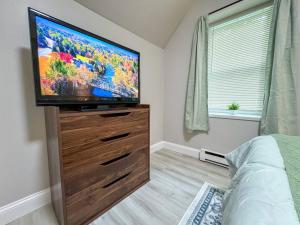 NEW- Mins to DHMCHanover- WD OnSite- Queen Bed -