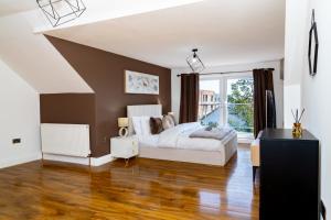 Luxury 5BD, Gym, Parking, Bus to Airport, Sleeps10