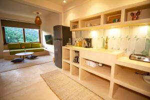 Central Location, AC, Kitchen