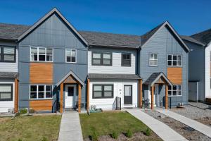 Stunning New 3 Bedroom Mountain View Condo - 4hvězdičkové hotely ve městě Radium Hot Springs