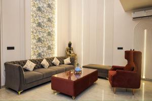 6BHK Villa with pool Near Jaipur Junction