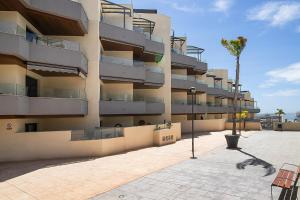 Bright 1Bedroom Apartment 1 min from the Beach
