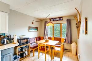 Snow Mountain Condo Hot Tub and Shuttle to Resort