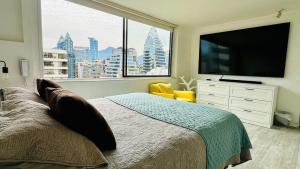 Amplio Depto 1 Dormitorio y Sofá cama Cercano a Costanera Center y MUT Metro el Golf y Tobalaba con estacionamiento incluido en Las Condes