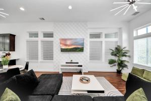 AMAZING ROOFTOP! DOWNTOWN SKYLINE VIEWS!!! SLEEPS 15