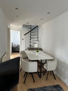 Unique 3 Bed Flat and Cinema Room