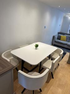 Unique 3 Bed Flat and Cinema Room