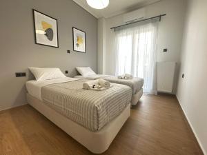 4th Floor Bright 2BR Retreat Near Acropolis