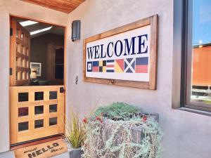 Naples Luxury Retreat - 2 BDR Walk to Beach Dining & Shops