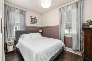 Family Friendly Home - Fenced yard - Parking