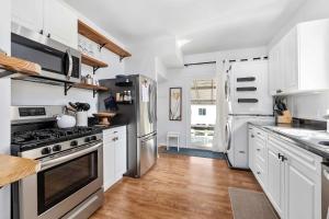 Family Friendly Home - Fenced yard - Parking