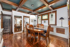 Family Friendly Home - Fenced yard - Parking