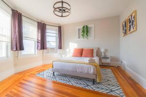 Charming 4-BDR - Walk to Downtown & Free parking!