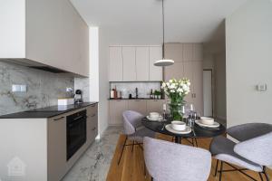 Grzybowska Luxury Apartment with Skyline View by House Expert Warsaw