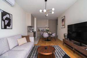 Grzybowska Luxury Apartment with Skyline View by House Expert Warsaw