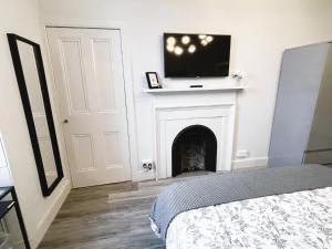 Chic 1BD Flat - wViews of Edinburgh Castle!