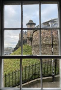 Chic 1BD Flat - wViews of Edinburgh Castle!
