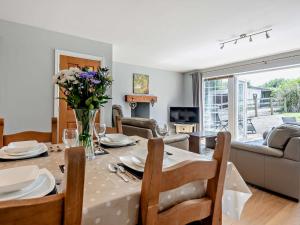 2 Bed in Cosheston 60704