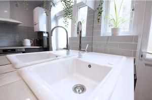 Victorian 2 Bedroom Flat, King Beds, Free WiFi, Near Shops & Transport, E17